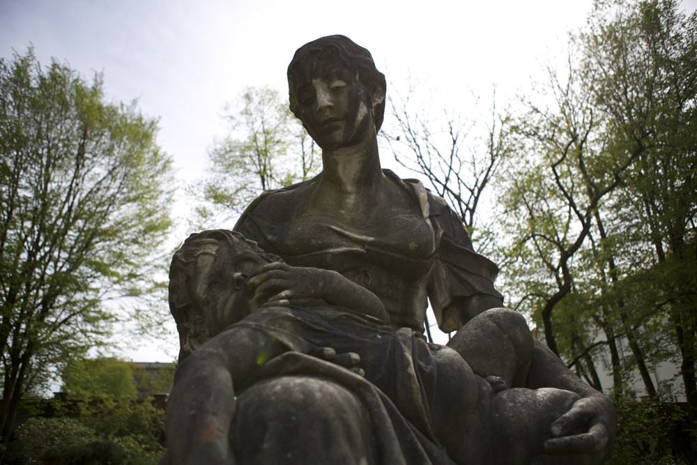 Volkspark Friedrichshain - Mutter Kind Denkmal - Duftgarten