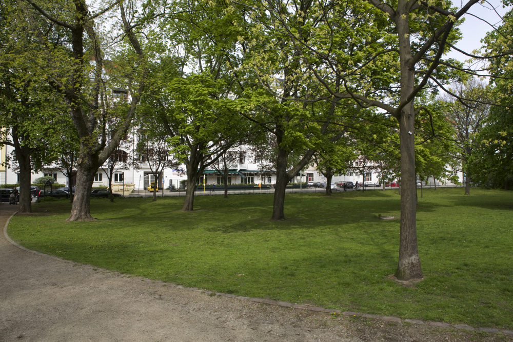 Volkspark Friedrichshain - Restaurant Qadmous vom Park Weg